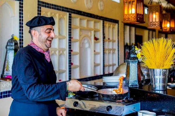 Koch im Royal Zanzibar Beach Resort in der Küche beim Kochen