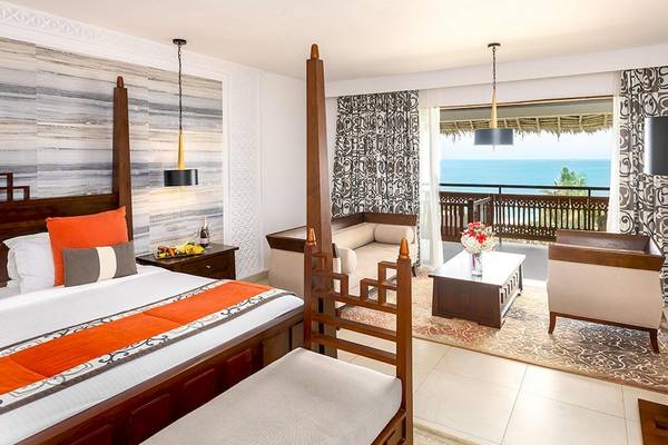 Innenansicht einer Suite im Royal Zanzibar Beach Resort mit Blick auf das Meer.