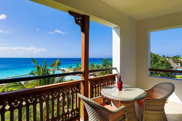Aussicht vom Balkon des Royal Zanzibar Beach Resorts auf das Meer und die Palmen