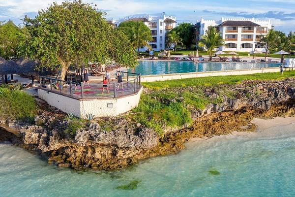 Luftaufnahme des Royal Zanzibar Beach Resorts mit Swimmingpool, Klippe und Palmen.