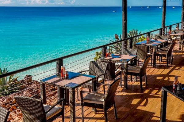 Terrasse des Royal Zanzibar Beach Resorts mit Blick auf das Meer und blauem Himmel