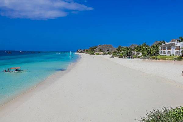Strand des Royal Zanzibar Beach Resort mit weißem Sand und blauem Wasser