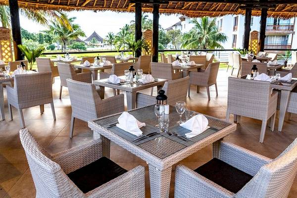 Innenbereich des Restaurants im Royal Zanzibar Beach Resort mit Tisch und Stühlen