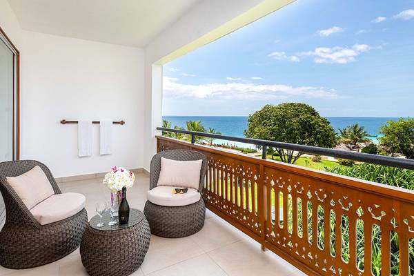 Balkon des Royal Zanzibar Beach Resort mit Blick auf das Meer und die umliegende Natur.