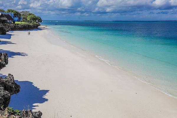 Strand des Royal Zanzibar Beach Resort mit weißen Flitterwochen und türkisfarbenem Wasser