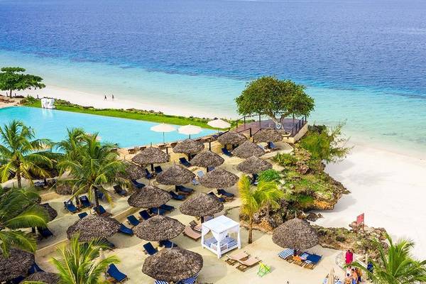 Luftaufnahme des Royal Zanzibar Beach Resorts mit Infinity-Pool, Strand und Sonnenliegen.