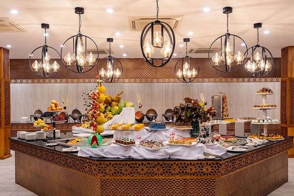 Buffettisch im Royal Zanzibar Beach Resort mit verschiedenen Desserts und Früchten.