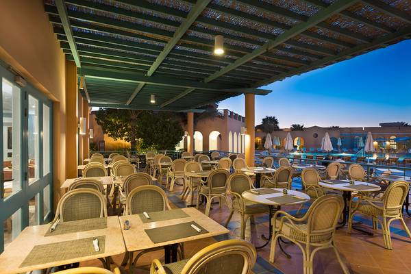 Außenrestaurant des Chedi El Gouna Hotels bei Abend mit Blick auf den Poolbereich.