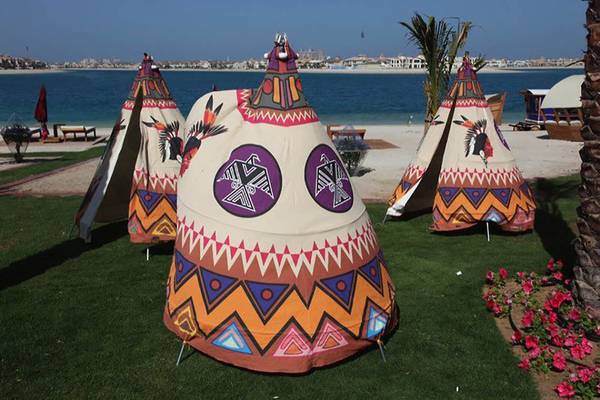Vier farbenfrohe Tipis am Strand des Rixos The Palm Hotel & Suites