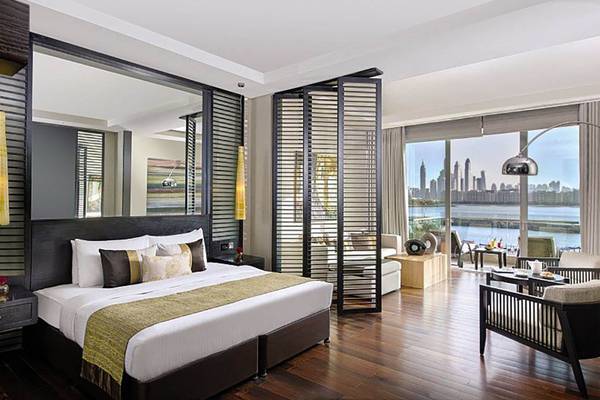 Innenansicht einer Suite im Rixos The Palm Hotel mit Blick auf die Stadt