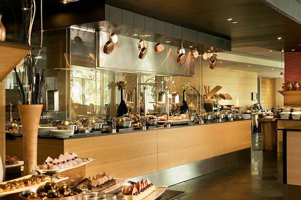 Buffetbereich im Rixos The Palm Hotel & Suites mit vielen Speisen und Dekoration.