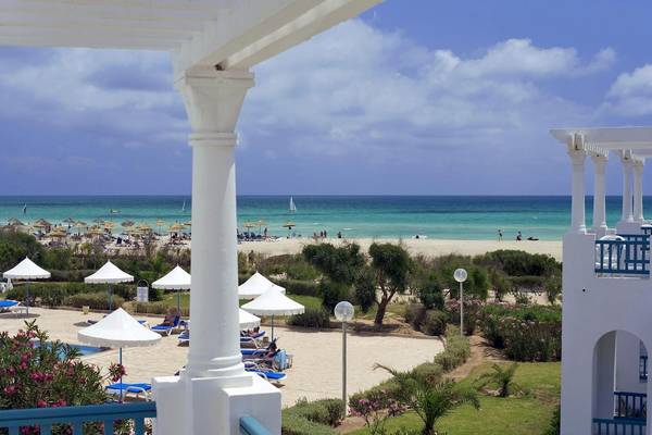 Außenansicht des Vincci Helios Beach Hotels mit Blick auf den Strand und das Meer.