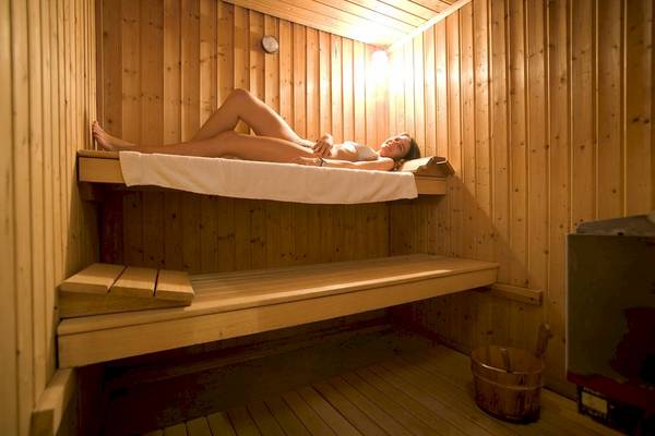 Frau entspannt in einer Sauna im Vincci Helios Beach Hotel.