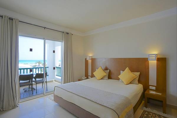 Vincci Helios Beach Hotel Zimmer mit Balkon und Meerblick.