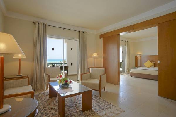 Innenansicht eines Zimmers im Vincci Helios Beach Hotel mit Blick auf das Meer.