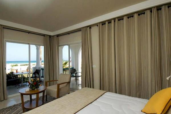 Vincci Helios Beach Hotelzimmer mit Meerblick und Doppelbett.
