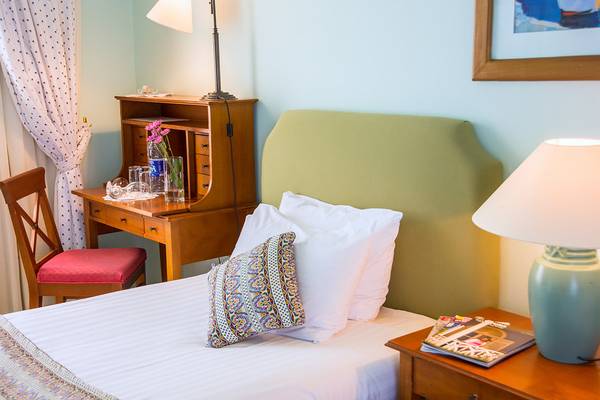 Hotelzimmer im Chedi El Gouna mit Bett, Schreibtisch und Lampen.