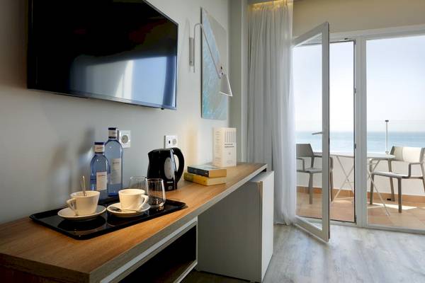 Hotelzimmer im Playabonita Hotel mit Blick auf den Ozean und Terrasse.