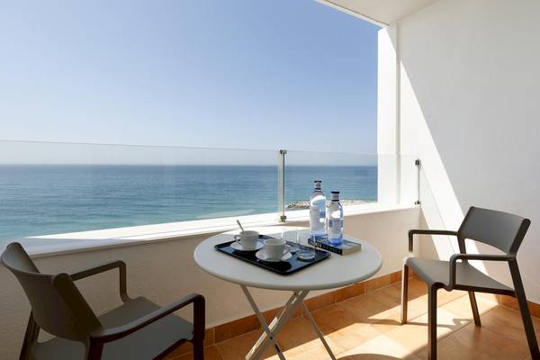 Balkon des Playabonita Hotels mit Blick auf das Meer von einem modernen Zimmer.