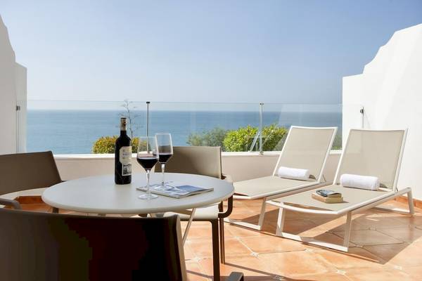 Außenbereich der Terrasse im Playabonita Hotel mit Blick auf das Meer