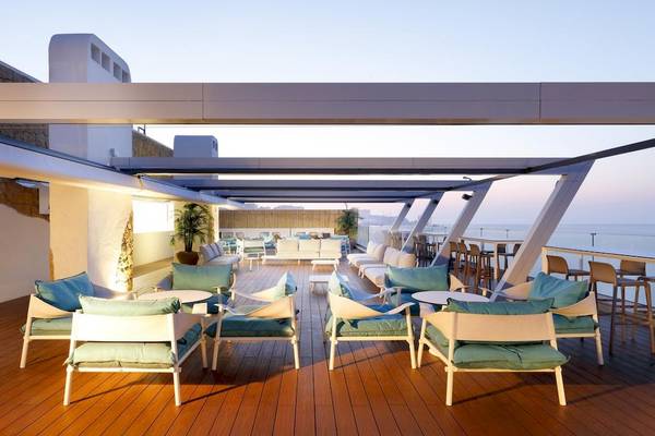 Abendliche Terrasse des Playabonita Hotels mit Blick auf das Meer.