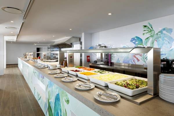 Frühstücksbuffet im Playabonita Hotel mit verschiedenen Gerichten und Salaten.