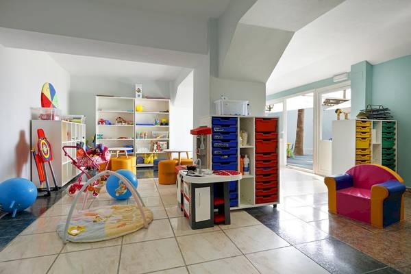 Spielzimmer im Playabonita Hotel mit bunten Möbeln und Spielzeug.