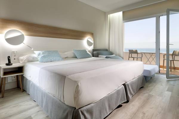 Hotelzimmer im Playabonita Hotel mit Meerblick, Doppelbett, Balkon und modernen Möbeln.