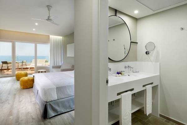 Schlafzimmer im Playabonita Hotel mit Blick auf das Meer und modernem Badezimmer