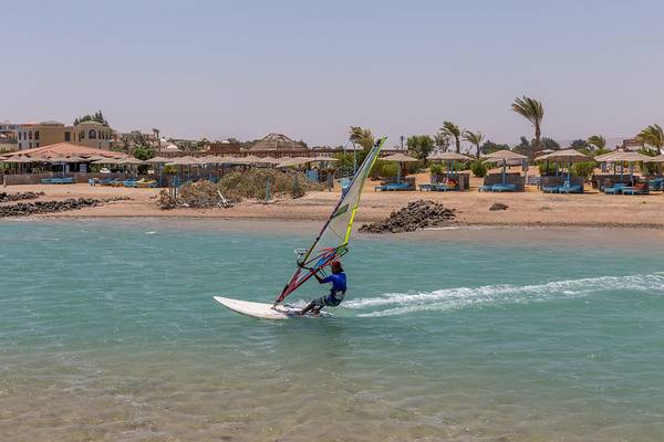 Windsurfer am Strand des Chedi El Gouna