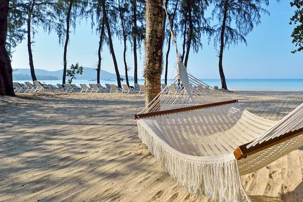 Hammock am Strand des Dusit Thani Krabi Beach Resort mit Blick auf das Meer und Liegen