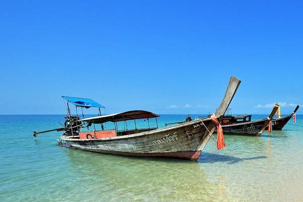 Boote am Strand des Dusit Thani Krabi Beach Resort