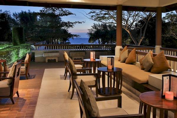 Loungebereich des Dusit Thani Krabi Beach Resorts mit Blick auf den Ozean.