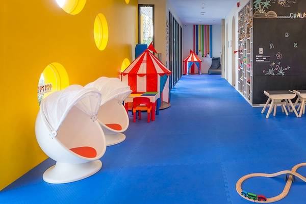 Kinderspielbereich im Dusit Thani Krabi Beach Resort mit bunten Möbeln und Spielzeug.