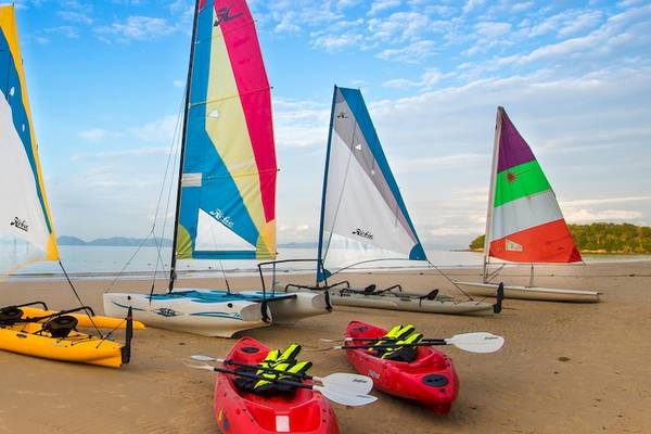 Segelboote und Kajaks am Strand des Dusit Thani Krabi Beach Resorts