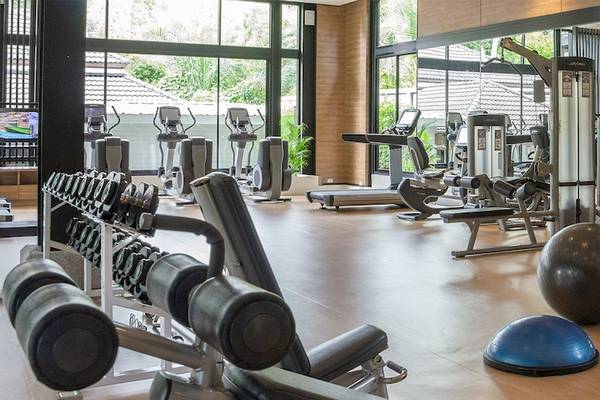 Fitnesscenter im Dusit Thani Krabi Beach Resort mit verschiedenen Trainingsgeräten und einer Yogamatte.