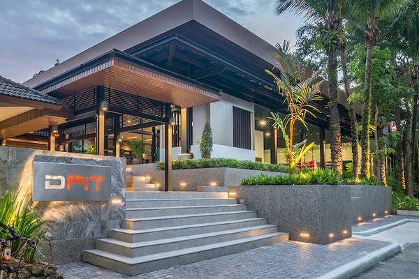 Außenansicht des Dusit Thani Krabi Beach Resorts mit Treppen und Beleuchtung