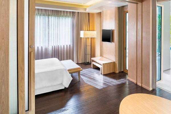 Innenansicht der Suite im Dusit Thani Krabi Beach Resort mit Poolblick.