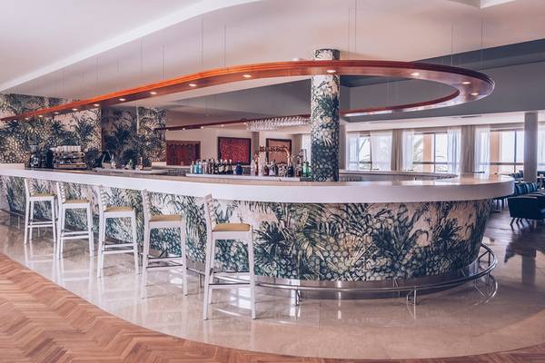 Bar im Iberostar Selection Fuerteventura Palace Hotel mit tropischem Design.