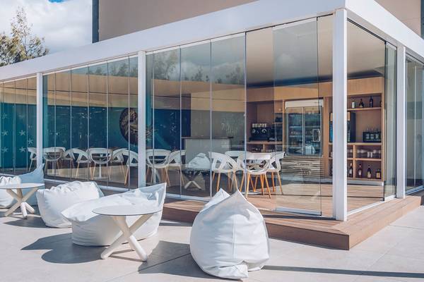 Außenbereich des Iberostar Selection Fuerteventura Palace mit großen Glaswänden und weißen Möbeln.
