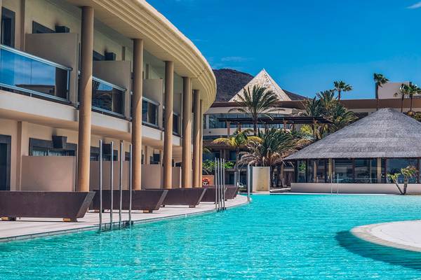 Außenpool des Iberostar Selection Fuerteventura Palace Hotels mit umliegenden Gebäuden und Palmen