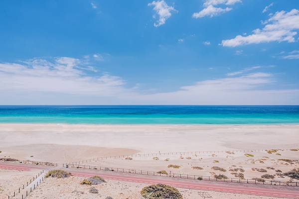 Strand des Iberostar Selection Fuerteventura Palace mit blauem Himmel und Ozean