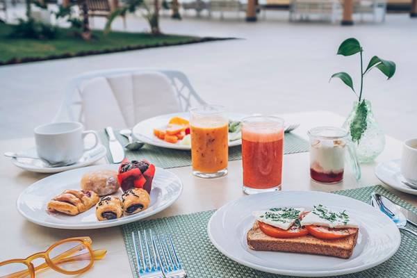Frühstücksbuffet im Iberostar Selection Fuerteventura Palace mit verschiedenen Gerichten, Getränken und Utensilien.