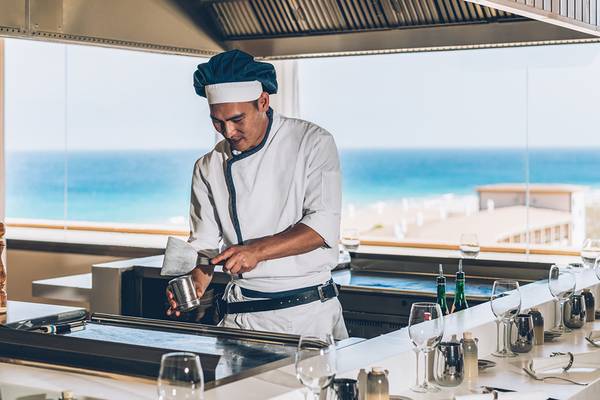 Koch im Iberostar Selection Fuerteventura Palace mit Blick auf das Meer