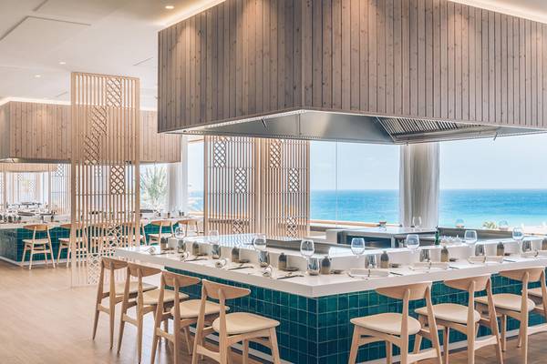 Innenraum des Iberostar Selection Fuerteventura Palace mit Blick auf das Meer.