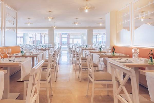 Innenansicht des Restaurants im Iberostar Selection Fuerteventura Palace Hotel mit weißen Tischen und Stühlen.