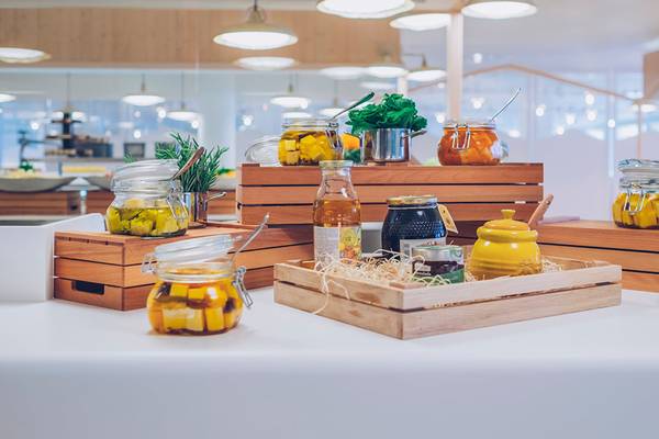Verschiedene Speisen und Getränke in Gläsern und Flaschen auf dem Hotelbuffet im Iberostar Selection Fuerteventura Palace.