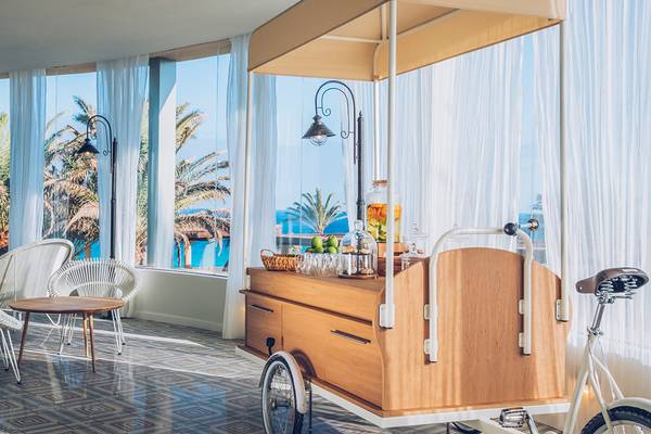 Inneneinrichtung des Hotel Fuerteventura Palace mit Terrassenblick auf das Meer.