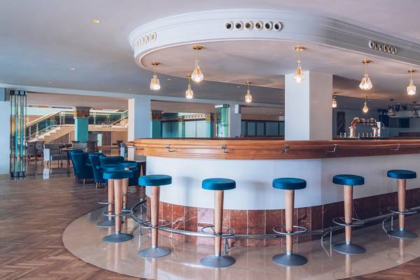 Bar im Iberostar Selection Fuerteventura Palace Hotel mit blauen Stühlen und runden Tresen.