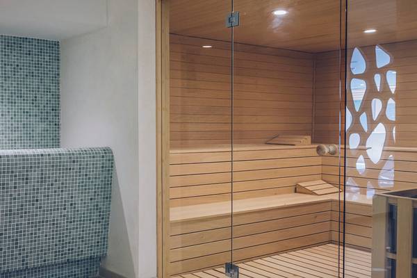 Sauna im Iberostar Selection Fuerteventura Palace Hotel mit Holzwänden und Glastür.